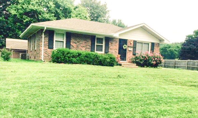 Evansville Maison | Quiet & Safe neighborhood. 3-Bedrooms, 2-bath, 2-car garage