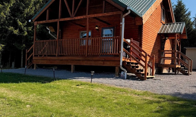 Delevan Cabine | Quiet Secluded Hilltop Log Cabin on a Gravel Road