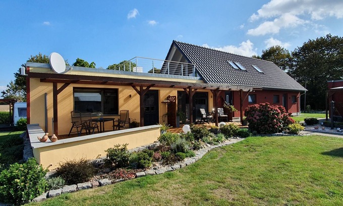Garz/Rugen Appartement | Bungalow situé au calme avec une terrasse donnant sur l'eau et dans la nature