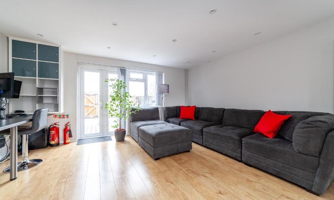 Edmonton Appartement | Quiet & Spacious 2BR Flat wGarden near Edmonton