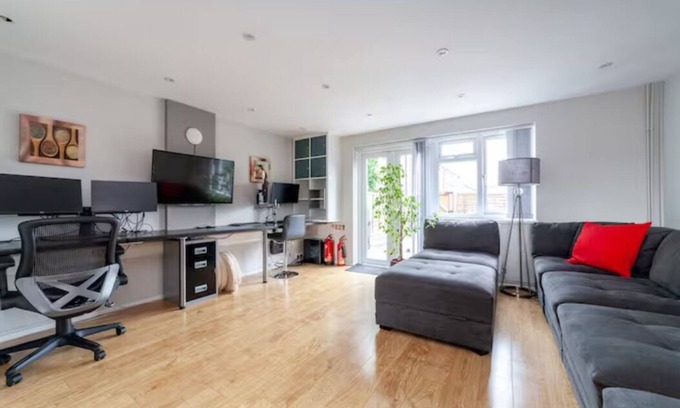 Edmonton Appartement | Quiet & Spacious 2BR Flat w/Garden near Edmonton