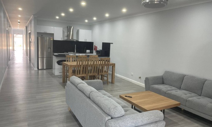 Mount Druitt Maison | Quiet Spacious Family House Mt Druitt - 11 bedrooms