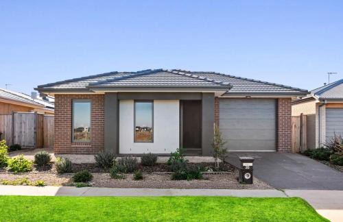 Mambourin Maison | Quiet & Spacious Holiday Home in Werribee