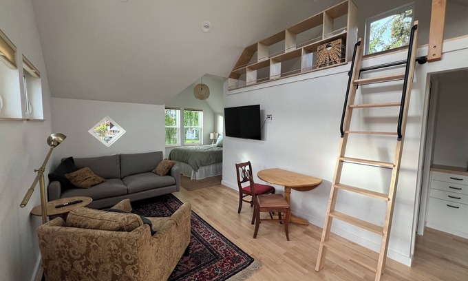 Lettered Streets Appartement | Quiet, spacious, light filled, and close to everything