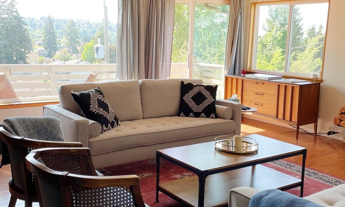 Highland Park Maison | Quiet & Spacious Mid-Century Modern Retreat in West Seattle. Pet friendly!