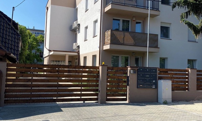 Erd Appartement | Quiet street steps from downtown & train station, 12 mns from Downtown Budapest