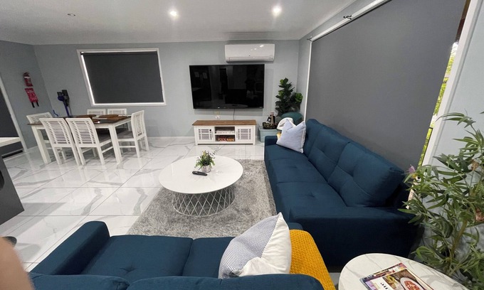 Singleton Heights Maison | Quiet suburban four bedroom house near shops and RSL club with restaurant.