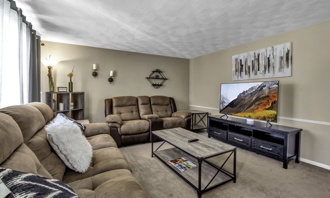 Depew Appartement | Quiet suburban home 10 minutes from airport/25 min from Niagara Falls