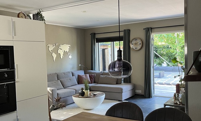 Bruinisse Maison | Quietly located corner house in Zeeland with generous south-facing terrace