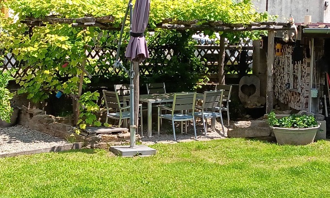 Blumberg Appartement | Quietly located, spacious top floor apartment in two-family house.