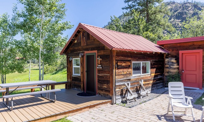 Clinton Cabine | Quigley Bunkhouse - a simple cabin with a million dollar view!