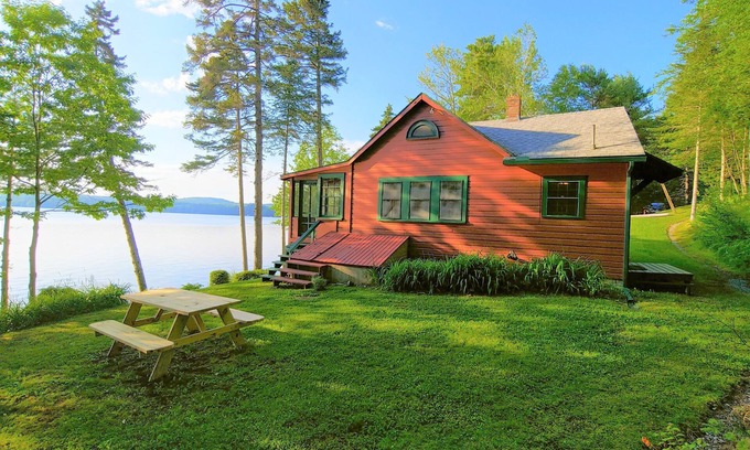 Jefferson Maison | Quintessential Maine Lake Cottage, Quanhawasset, un original de John Calvin Steven