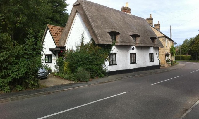 Huntingdon Maison | Quirky 18th Century Thatched Cottage