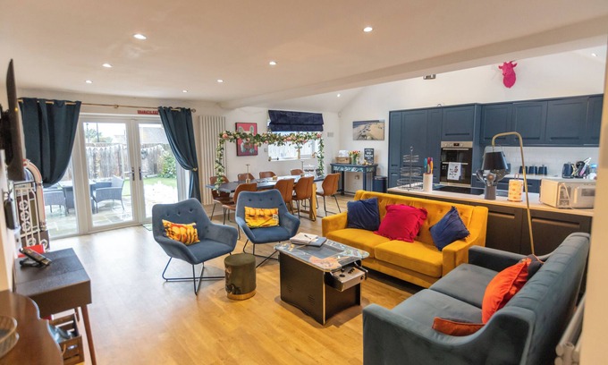 Herne Bay Maison | Quirky bungalow on coastal walk with distant sea views. Fully secure garden.