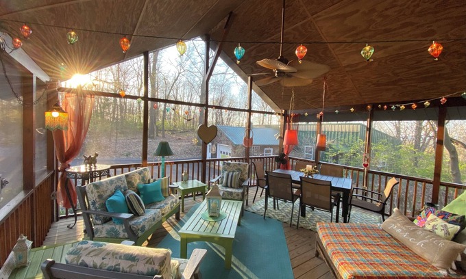 Lebanon Cabine | Quirky cabin retreat on 4 acres w spa, arcade rm, art&book loft -- near Hershey
