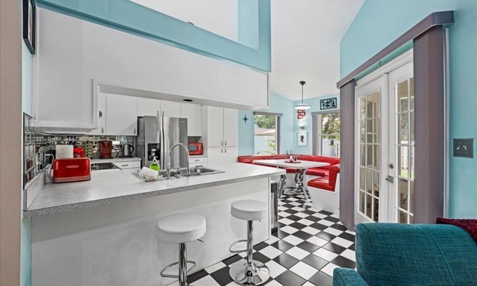 Cocoa Maison | Quirky house central to stadium/theme parks/KSC/beach/port - 5 star home
