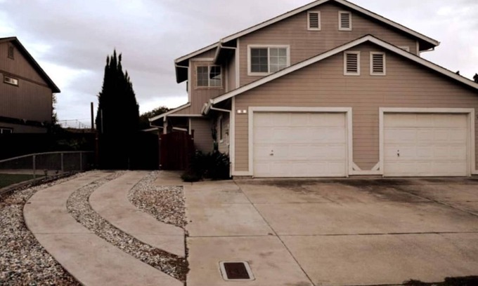 Brentwood Maison | Quite 3 bedroom 1.5 bathroom 2 story house