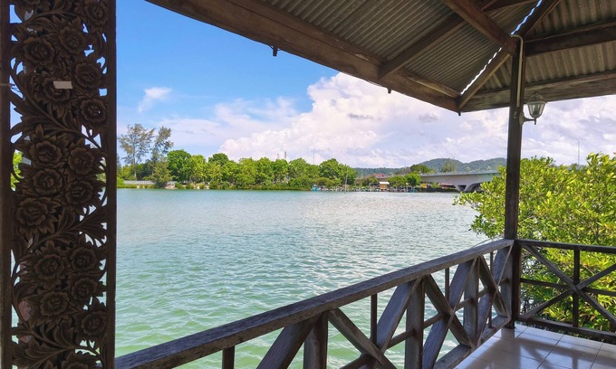 Kawasan Perindustrian Chendering Hôtel | Qurata Riverside Resort