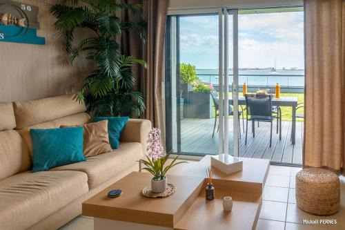 Port-Louis Appartement | RÉF 231 - PORT-LOUIS appartement type 2 pleine vue Petite Mer avec terrasse, parking et garage dans résidence récente