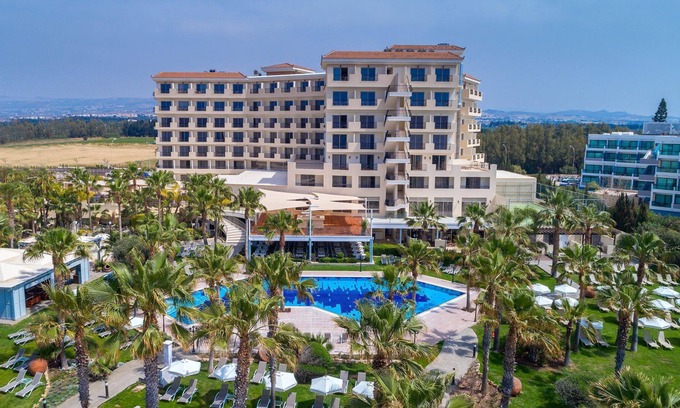 Geroskipou Appartement | R 1140 Theo’s Standard Sea View With full Board, Private Balcony & Safe Deposit Box