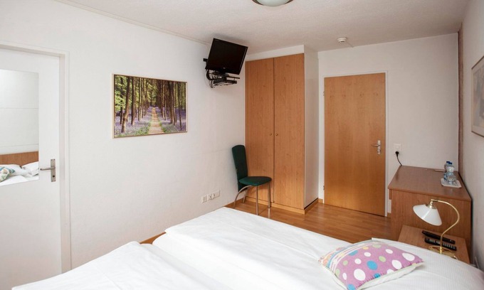 Daellikon Appartement | R 1151 Liam’s Standard Double Room With Half Board, Garden View & Central Heating
