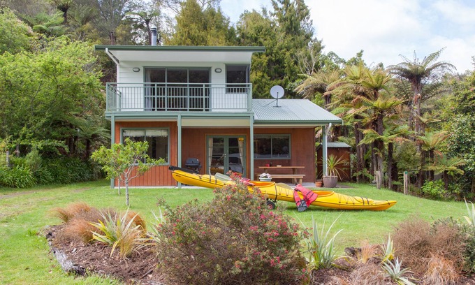 Rotoma Maison | R and R Lake House - Lake Rotoehu Holiday Home, LAKE ROTOEHU