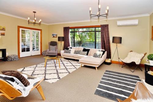 Christchurch Maison | Racecourse Villa - Classic 1935 Charm & Space