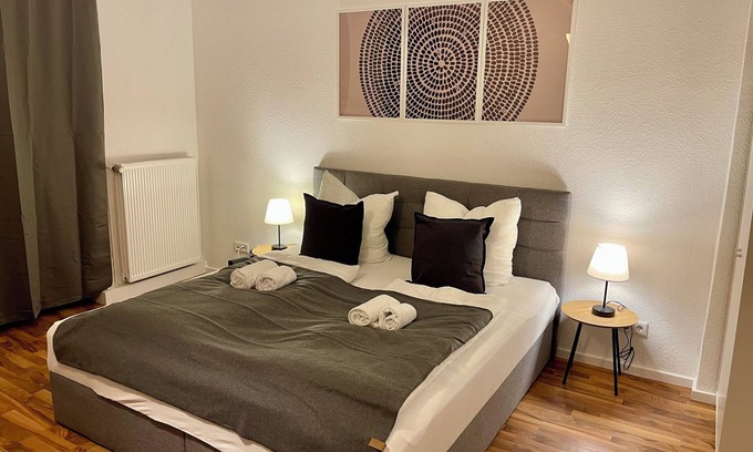 Kassel Appartement | Raha - Premium Ferienwohnung - Garten - Mercedes und Marien KH -vollausstattung