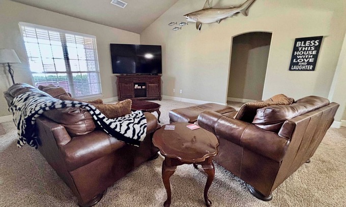 North by Northwest Maison | Raiderland Rest Stop - 3BR/2BA - Close to Campus