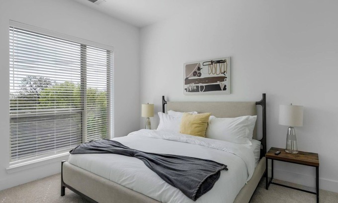 Denton Appartement | Railyard 2BD/2BA 1 - Two Bedroom Apartment, Sleeps 4