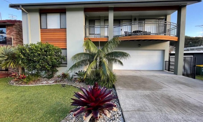 Bonny Hills Maison | Rainbow Beachhouse - deluxe, pristine location