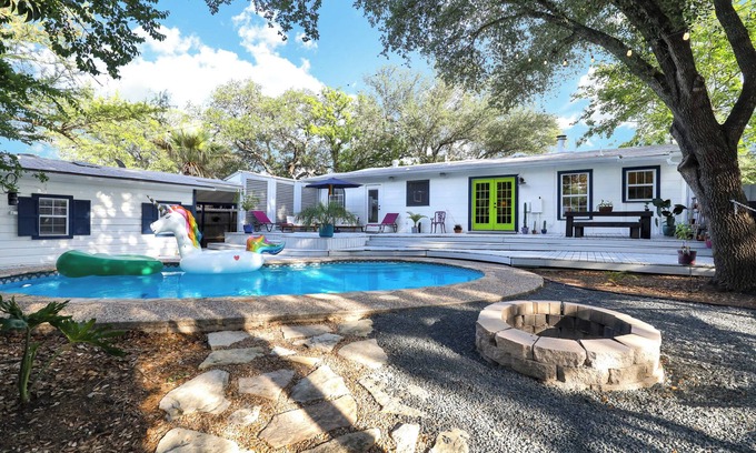 Terrell Heights Maison | Rainbow Casas - Vibrant Primary Casa and Casita with Pool