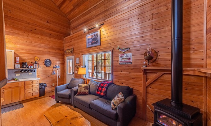 Christopher Creek Cabine | Rainbow Trout Cabin quick drive to fishing lakes, backs forest, kitchen heat+AC
