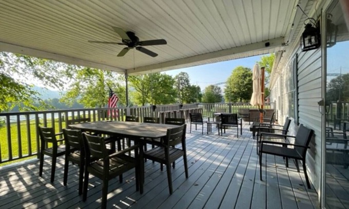 South Pittsburg Maison | Rainbows End River Lodge