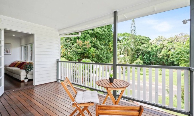 Aeroglen Appartement | Rainforest Retreat - Serene 4-Bedroom Getaway with Bushland Views