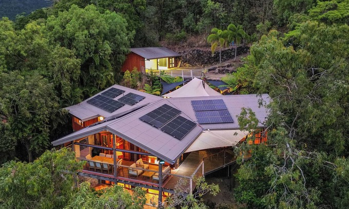 Smithfield Maison | Rainforest Treehouse Sanctuary