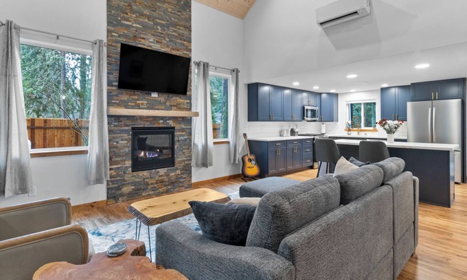 Ashford Cabine | Rainier's Newest Luxury Chalet w/ Hot Tub-AC-WiFi
