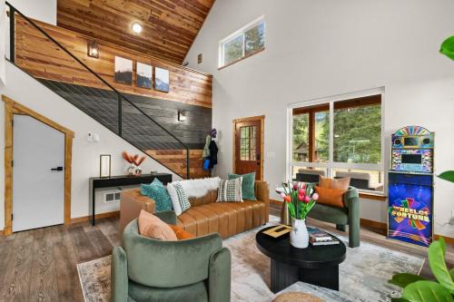 Paradise Estates Maison | Rainier XL Chalet EV-Hot Tub-Game Room-Guest Suite