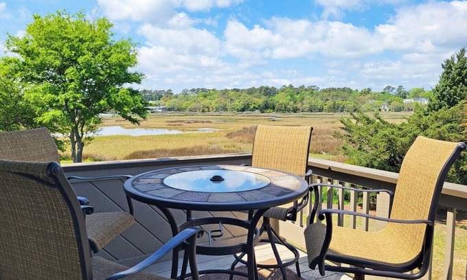 Litchfield by the Sea Copropriété | Raised Beach Townhouse, Lake and Creek Views, Hammock, Easy Walk to Beach, Pool