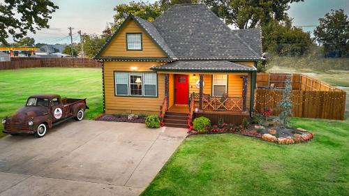 Chickasha Maison | Ralphie's House Chickasha - Fiber WIFI - 4 Bedroom!