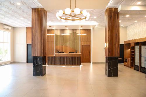 District Saint - Raymond - Vanier Hôtel | Ramada Plaza by Wyndham Gatineau/Manoir du Casino