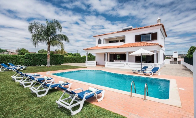 Vale de Carro Villa | Ramos - Comfortable villa in Olhos de Agua with private pool and big garden