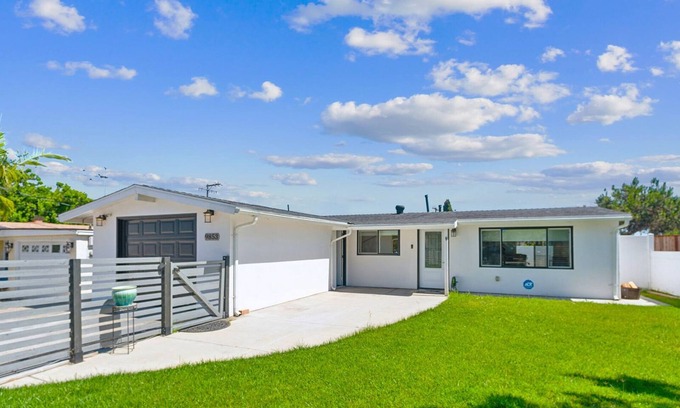 La Presa Maison | Ranch 3-Bedroom House w Gated Yard, Garage, Crib