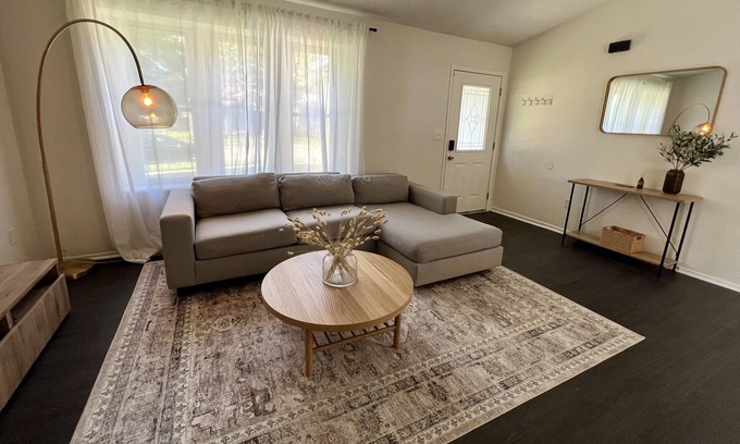 Easton Maison | Ranch Home 5 minutes to Easton/Airport. Pet-Friendly!