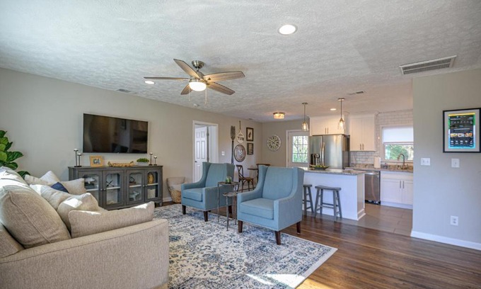 Addison Heights Maison | Ranch Style Home & Plenty Of BKYD Space Near KSU