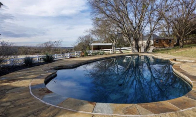 Fort Worth Maison | Ranch Style House on 3 acres w/pool and hot tub
