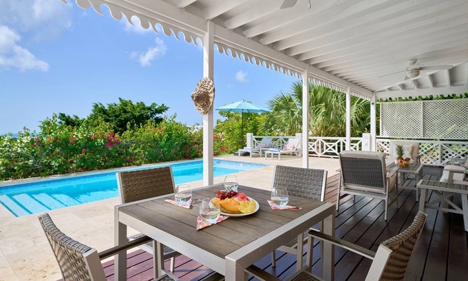 Runaway Bay Villa | Rare 3BR ocean view villa with private pool