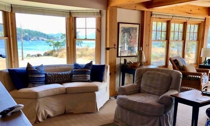 Olga Maison | Rare Beachfront Privacy, Kayak, Spacious Lodging, Family-Friendly