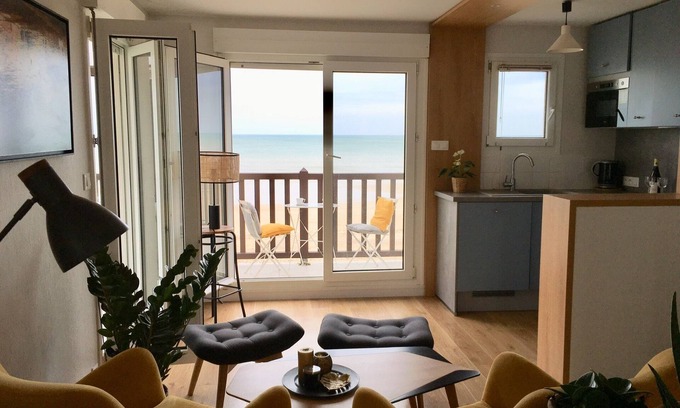 Bernieres-sur-Mer Appartement | RARE! Beautiful and spacious architect's apartment with the sea at your feet