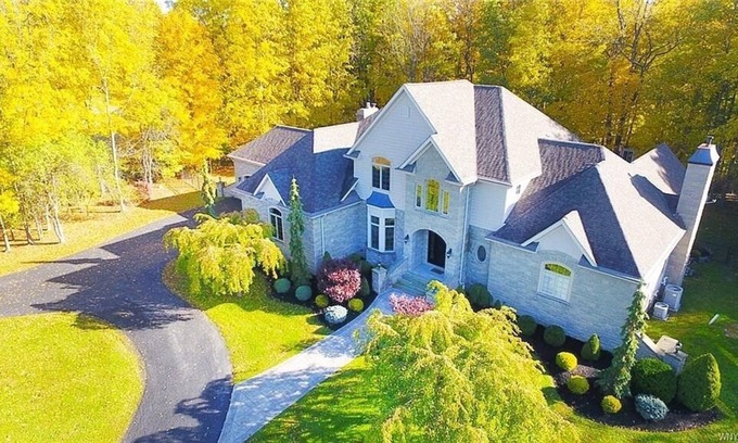 Spring Brook Maison | Rare! Buffalo Mansion with deck on Caszenovia creek